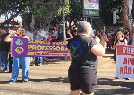 Recentemente, os auxiliares de educação levaram a mobilização às ruas durante uma manifestação na feira livre. Foto - Reprodução/Agapi