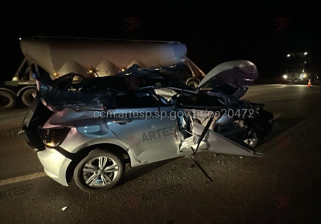 Com o impacto, o carro ficou imobilizado na pista, enquanto a carreta parou no canteiro lateral. Foto - Reprodução/Artesp