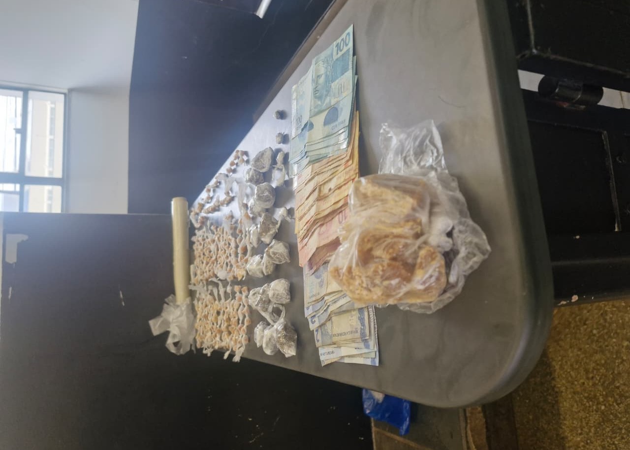 No total, foram apreendidos 375 gramas de drogas e R$ 1,9 mil. Foto - Reprodução/Polícia Militar. 