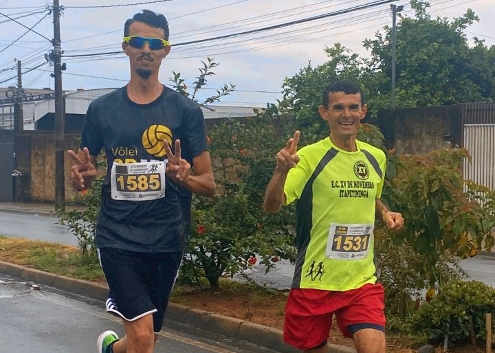 Wellington sendo acompanhado pelo seu pai em sua 1ª prova de corrida de rua. Foto - Arquivo Pessoal.
