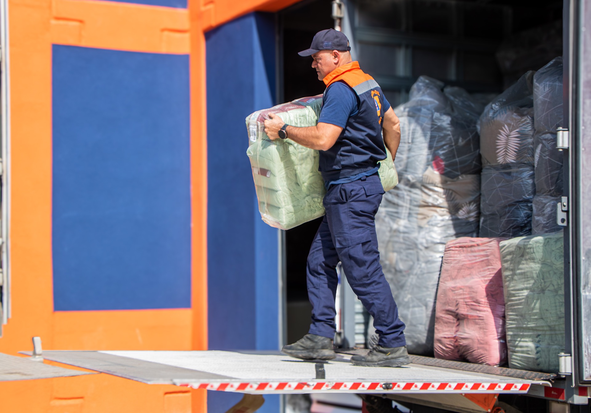 A ajuda reúne 100 cestas básicas, 100 kits de higiene pessoal, 100 kits dormitório, 200 kits de limpeza e dois pallets de água mineral, destinados às famílias afetadas. Foto - Fundo Social de São Paulo