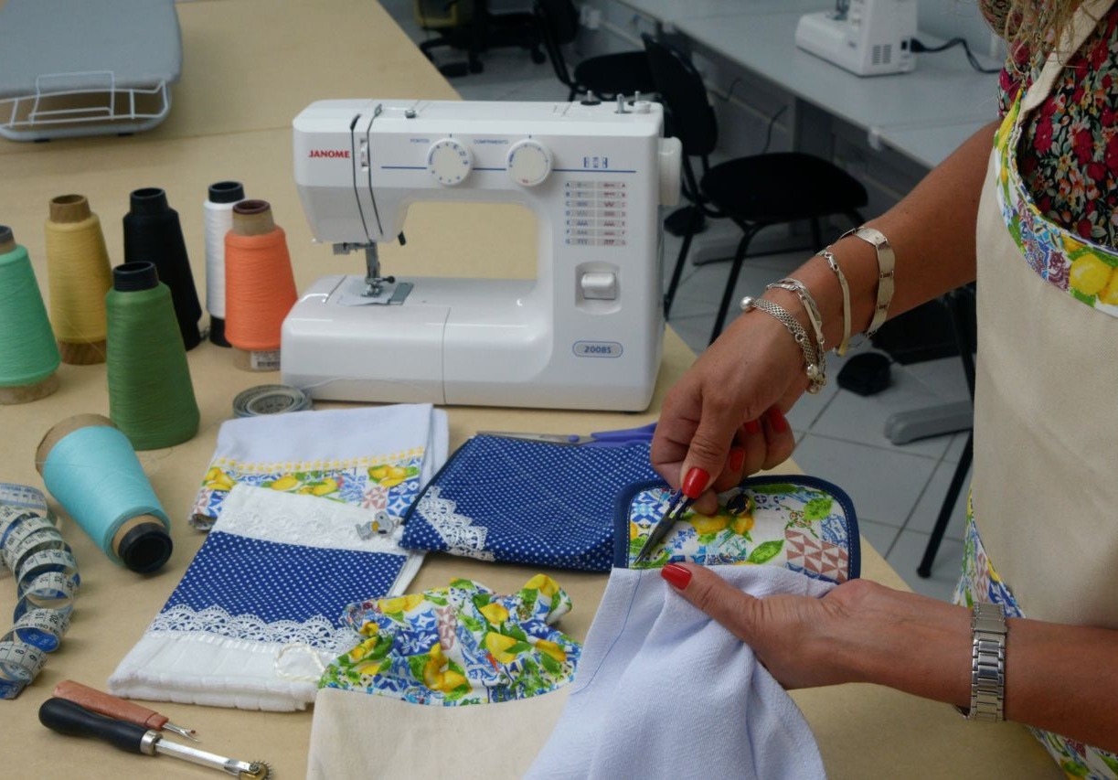 Os cursos ensinam técnicas de costura que podem ajudar na geração de renda. Foto - Reprodução/Internet