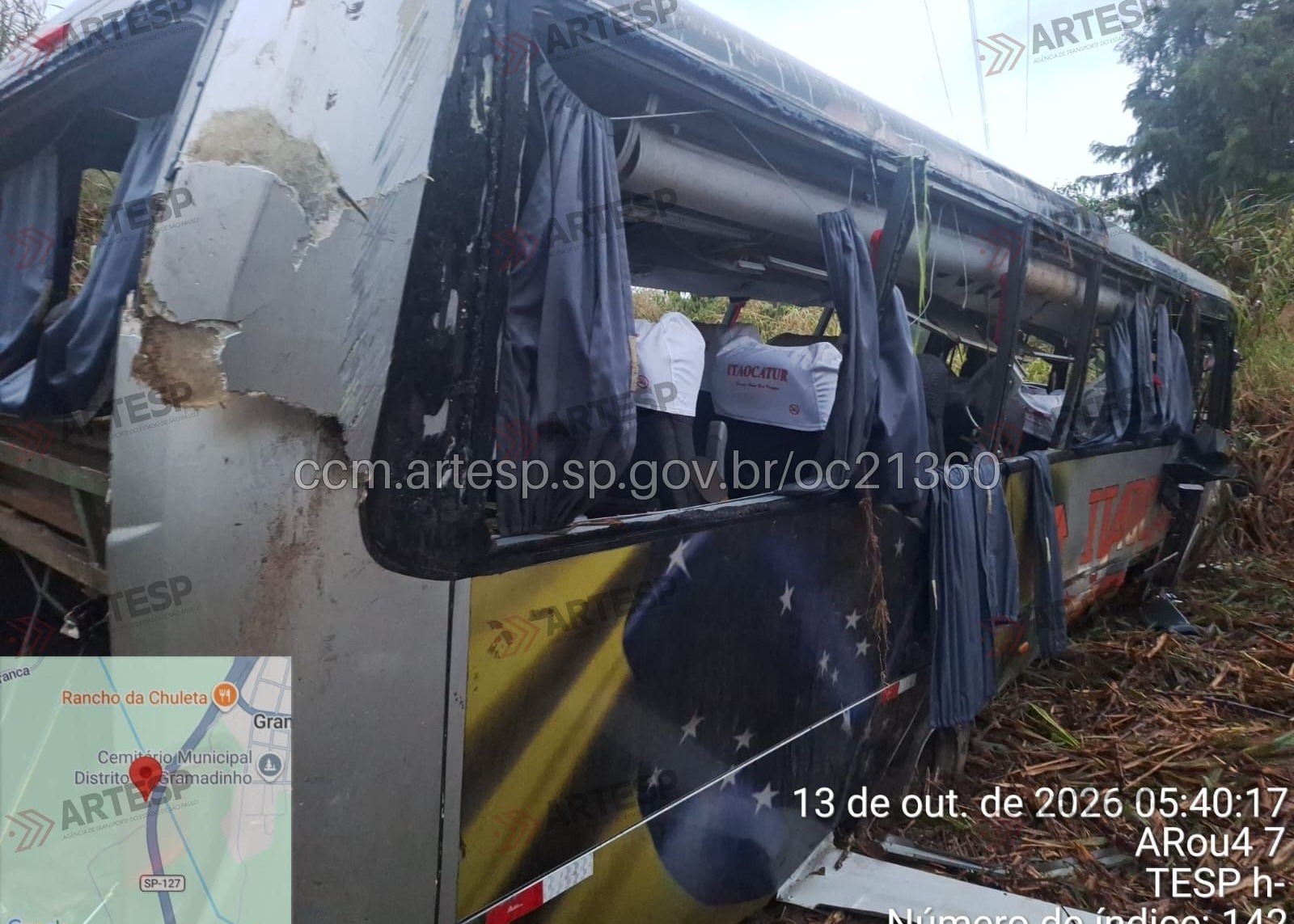 Veículo capotou e caiu em uma ribanceira na madrugada desta terça-feira, após o motorista tentar evitar uma colisão com um caminhão. Foto - Reprodução/Artesp