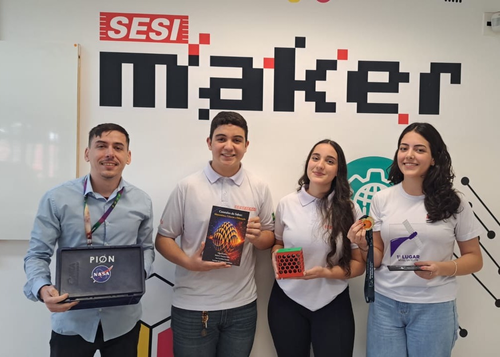 O professor Rodrigo Raffa, junto dos estudantes Luigi, Luísa e Lívia. Foto - Malu Weiss.