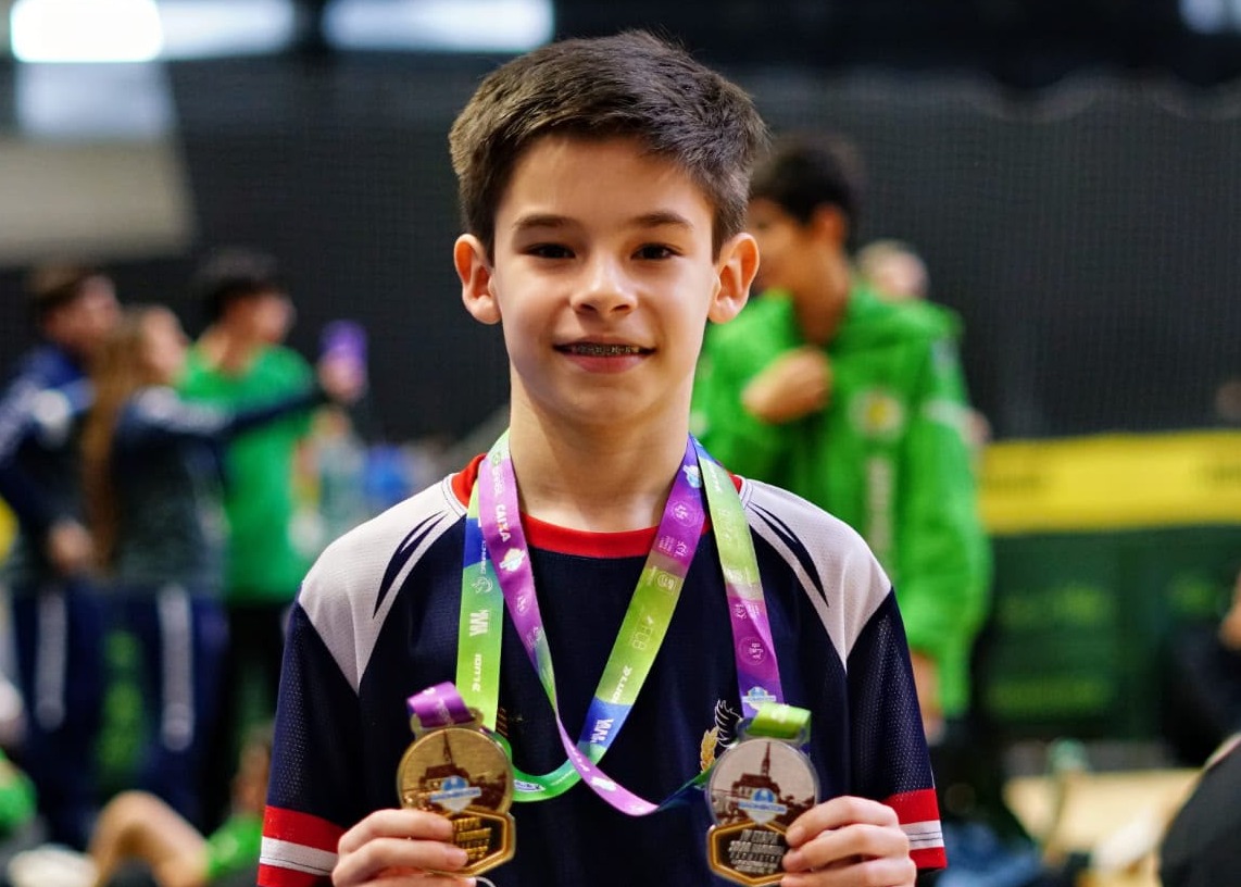 O atleta Tiago Matiazzo com as medalhas de ouro e prata. Foto - Divulgação