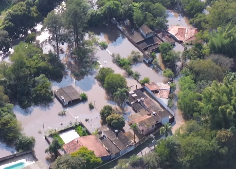 Imagens no Bairro do Porto mostra imóveis e propriedades cercados pela água. Foto - @voedronebrasil