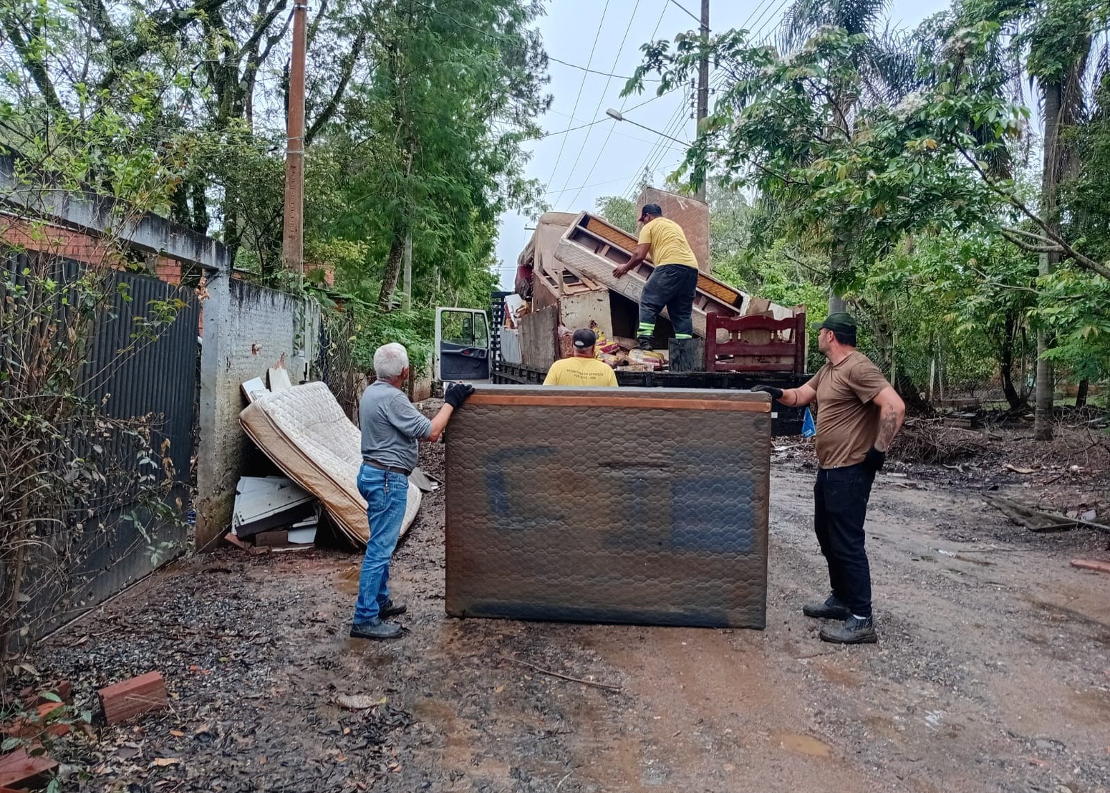 A Prefeitura mobilizou uma força-tarefa para recolher móveis e materiais danificados pela inundação nos bairros atingidos. Foto - Reprodução/Divulgação