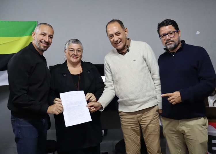 Na foto, da esquerda para a direita: Leandro Soares, pré-candidato a dep. estadual, Muth Furlan, João Paulo Cunha, pré-candidato a dep. federal e Rafael Simões, presidente do PT de Itapetininga. Foto - Letícia Correia.