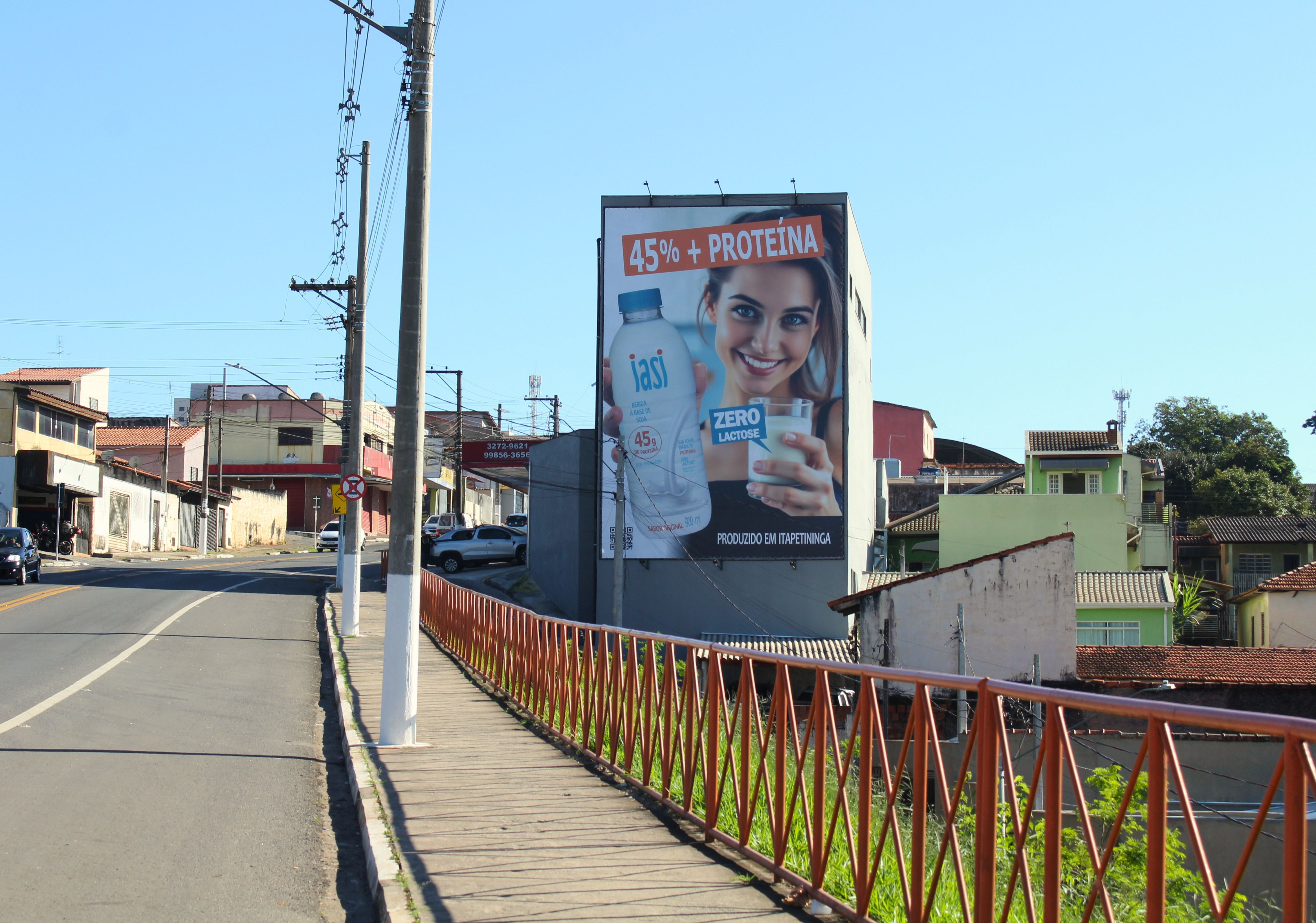 Instalada na Avenida Sarutayá, a empena publicitária da IASI apresenta a bebida proteica vegetal da empresa e inaugura esse formato de mídia exterior na cidade. Foto - Vitória Mendes