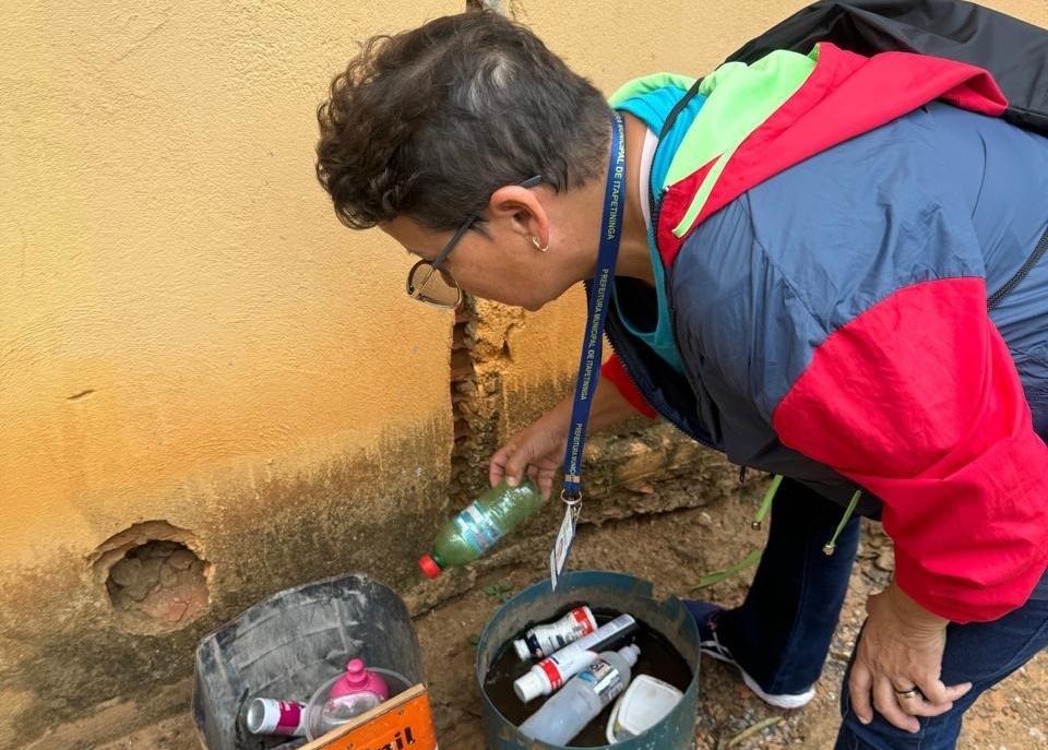 Colaboradores e servidores da Prefeitura irão percorrer os bairros para recolher materiais inservíveis que possam armazenar água. Foto - Reprodução/Divulgação