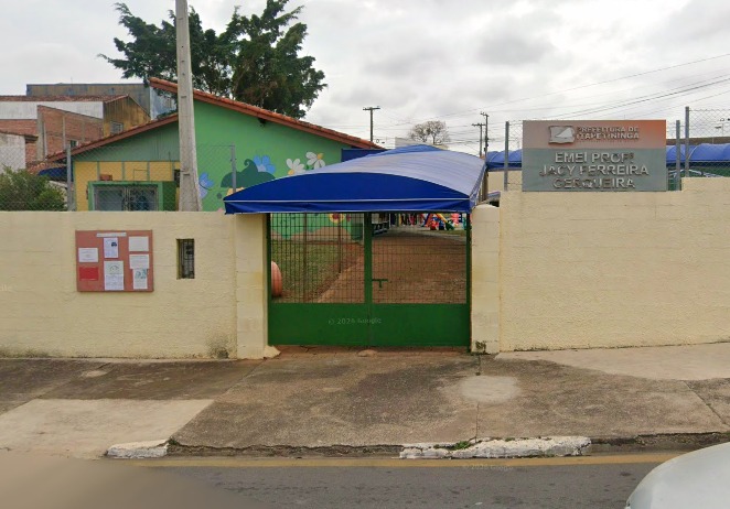 As famílias procuraram a EMEI Profª Jacy no final de 2025 e novamente neste ano, mas foram informadas de que a escola não aparecia no sistema para essa etapa. Foto - Reprodução/Google street view