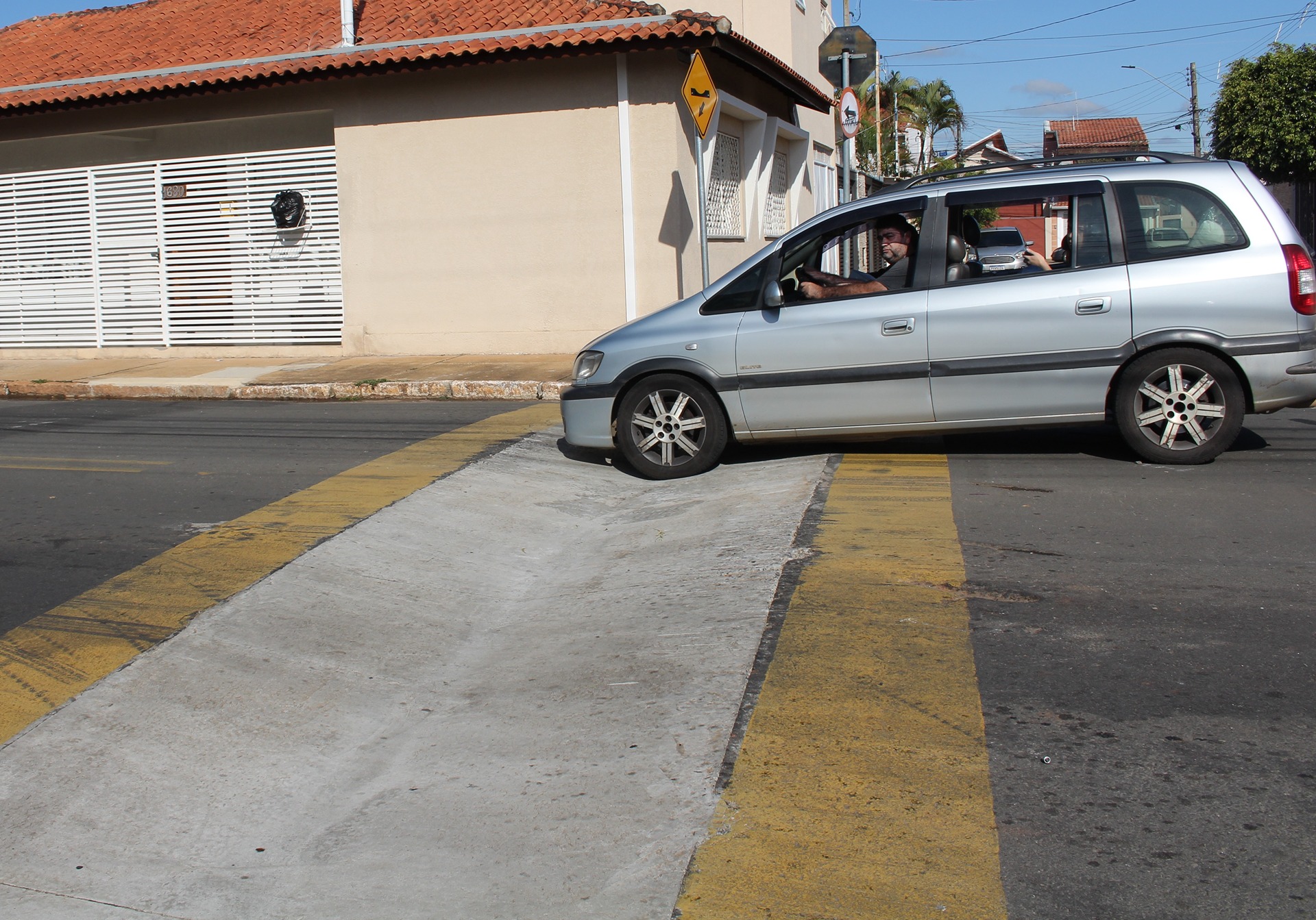 A principal queixa é a falta de padronização, sem o rebaixamento correto do leito da via, o que gera desníveis acentuados. Foto - Vitória Mendes