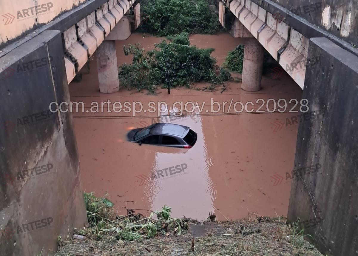 Um carro ficou parcialmente submerso após o motorista tentar atravessar o trecho alagado. Foto - Reprodução/Artesp