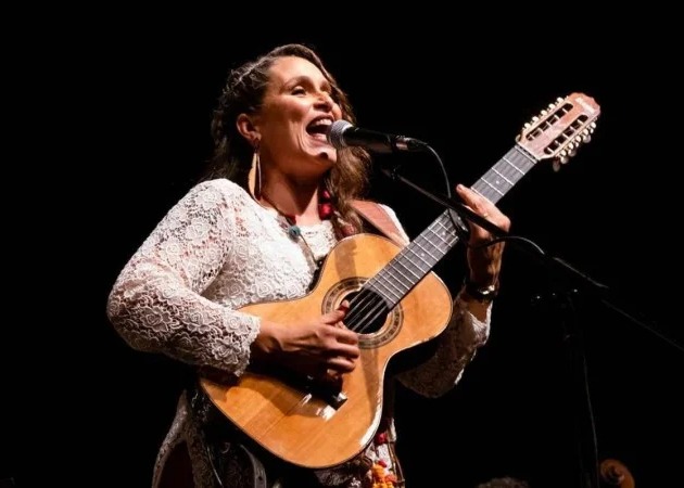  Carol reúne em seu repertório ritmos folclóricos e tradicionais do Brasil e de regiões de fronteira. Foto - Reprodução/Divulgação