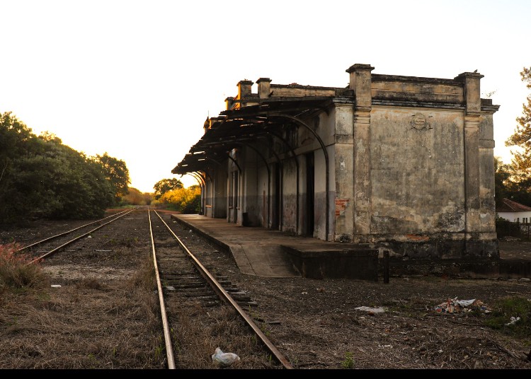 Atualmente sem operações regulares no município, o trecho que corta a cidade integra os estudos conduzidos pela ANTTe pelo Ministério dos Transportes para a nova concessão da Malha Sul. Foto - Igor Chaves