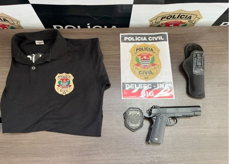 O suspeito admitiu possuir um distintivo, um uniforme e um simulacro de arma de fogo. Foto - Reprodução/Polícia Civil