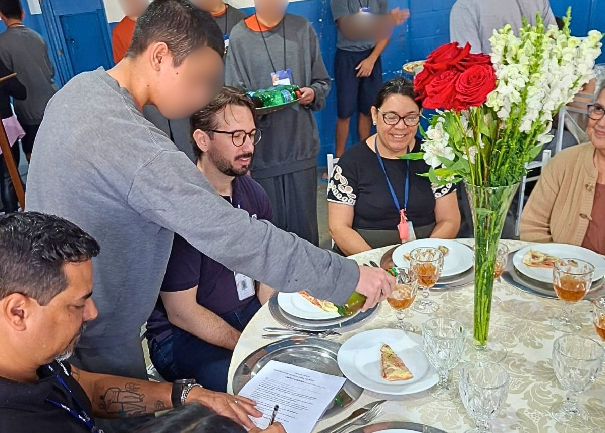 Adolescentes do CASA Esperança concluíram cursos profissionais em Preparo de Pizza e Recepção de Eventos, oferecidos por meio de parceria com o Senac-SP. Foto - Reprodução/Divulgação