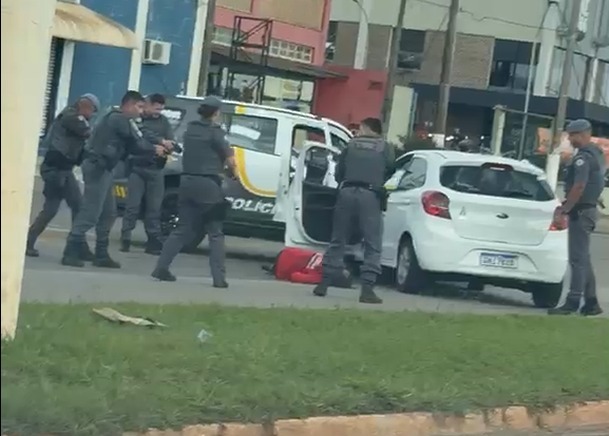 Vídeo mostra policiais ao redor do veículo da vítima. Após o homem sair do carro, são ouvidos disparos e ele cai no chão. Foto - reprodução/internet
