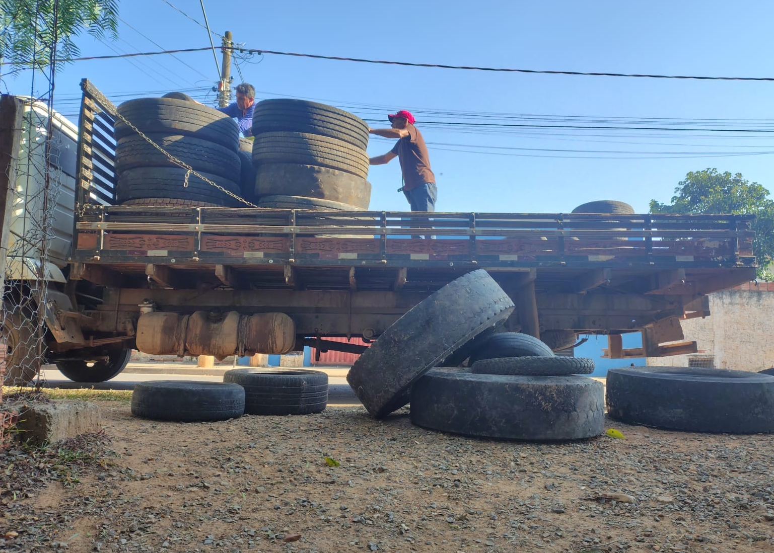 Colaboradores e servidores da Prefeitura irão percorrer os bairros para recolher materiais inservíveis que possam armazenar água. Foto - Reprodução/Divulgação