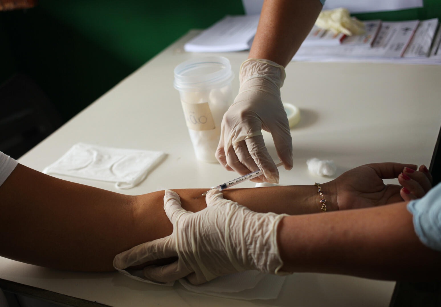 A cada dia, a tenda com os profissionais do Departamento de Vigilância Epidemiológica estará montada em um local de grande fluxo de pessoas. Foto - Reprodução/Internet
