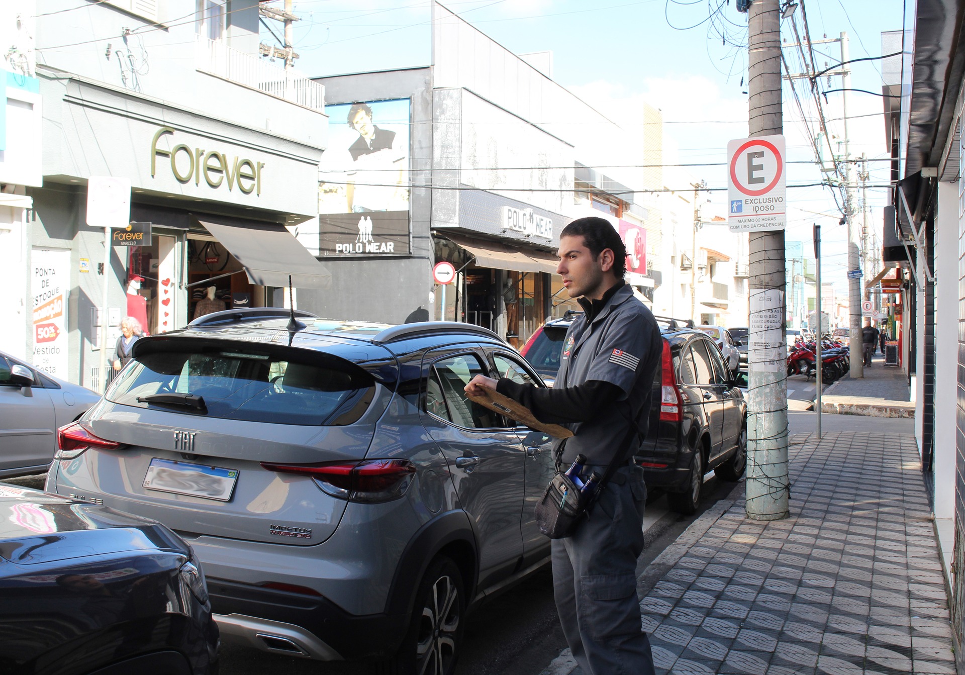Para operacionalizar o serviço, o Executivo criou o programa Guarda Aprendiz, que oferece bolsa-auxílio de R$ 1.000 para jovens atuarem como fiscais e vendedores de tickets nas ruas. Foto - Vitória Mendes